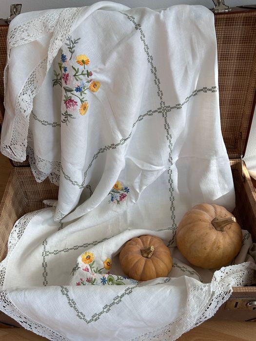 Красива покривка с нежна бродерия