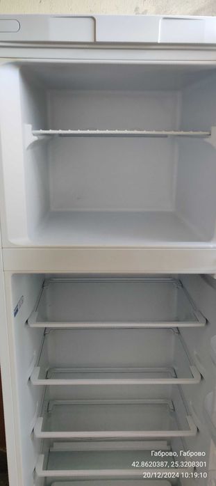 Продавам хладилник INDESIT с горна камера.Височина 180см.