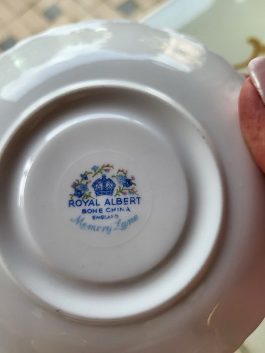 Истинска прелест на ROYAL ALBERT