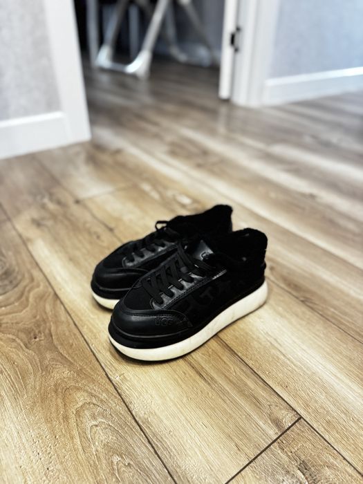 Кроссовки женские