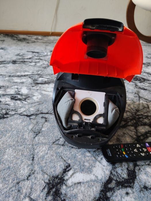 Продам компактный пылесос.