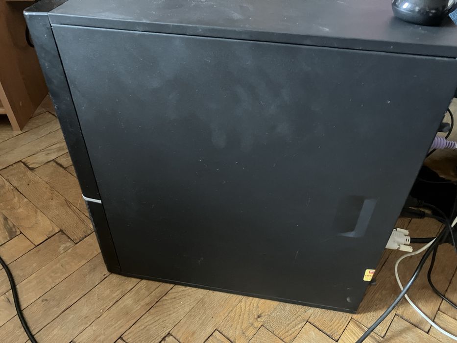 Настолен компютър с 20-инчов монитор