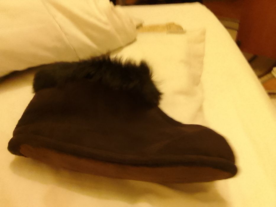 Papuci de casă din piele întoarsă