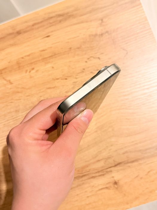 IPhone 15 pro natural titanium