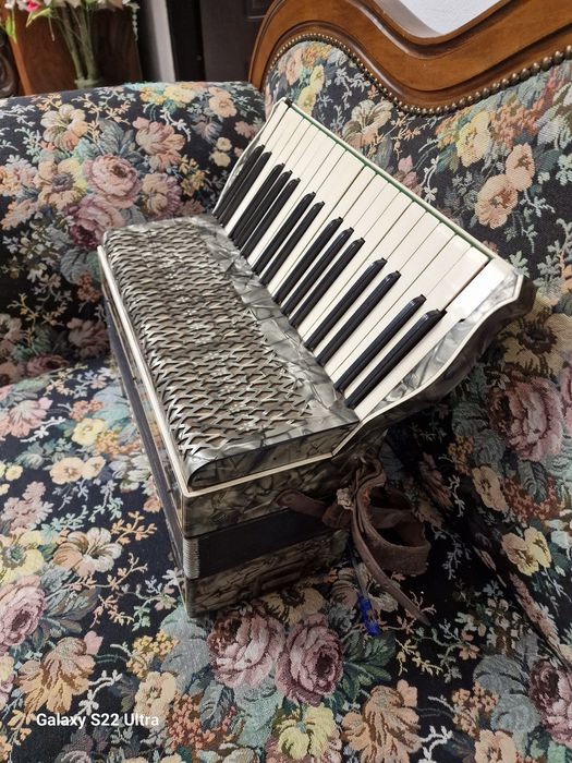 Vind acordeon hohner verdi 1 cu  48 de basi vechi