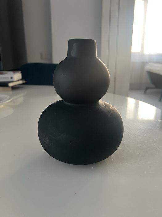 Vand vază mica neagrea de masa