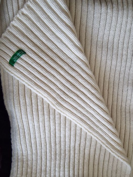 Шалове(Бенетон) и шапки, шорти Umbro