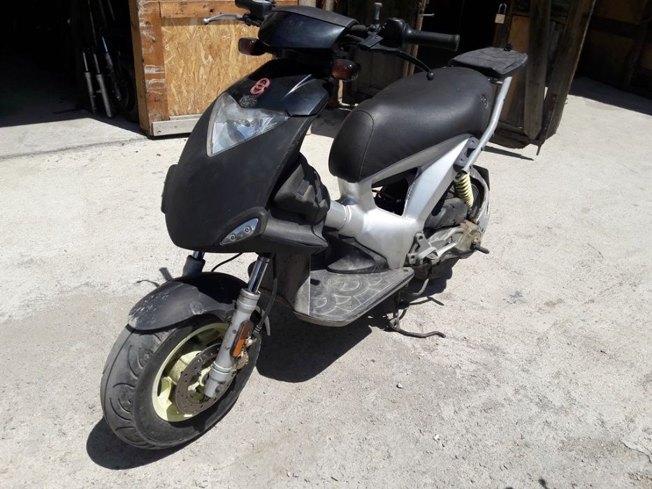 скутер ( Gilera ice 50-Двигател MALOSSI )-на части