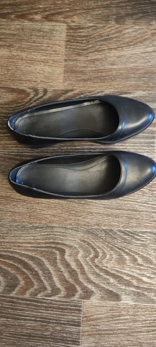 Отдам  черные туфли