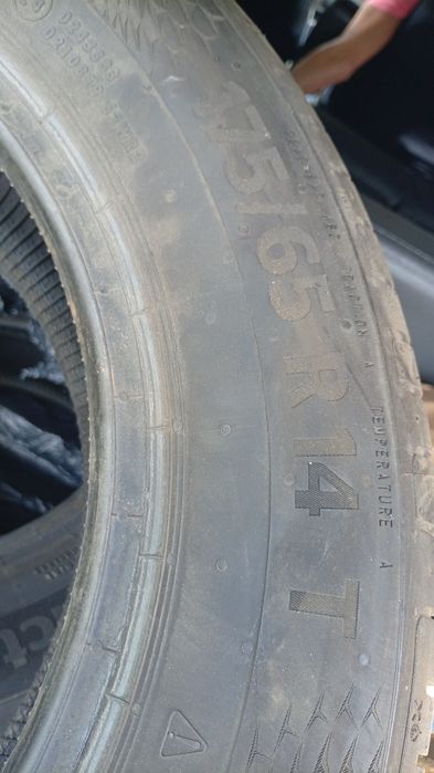 Vând 4 cauciucuri de vara continental aproape noi folosite 2 luni mașină a fost vândută preț 300 toate 4