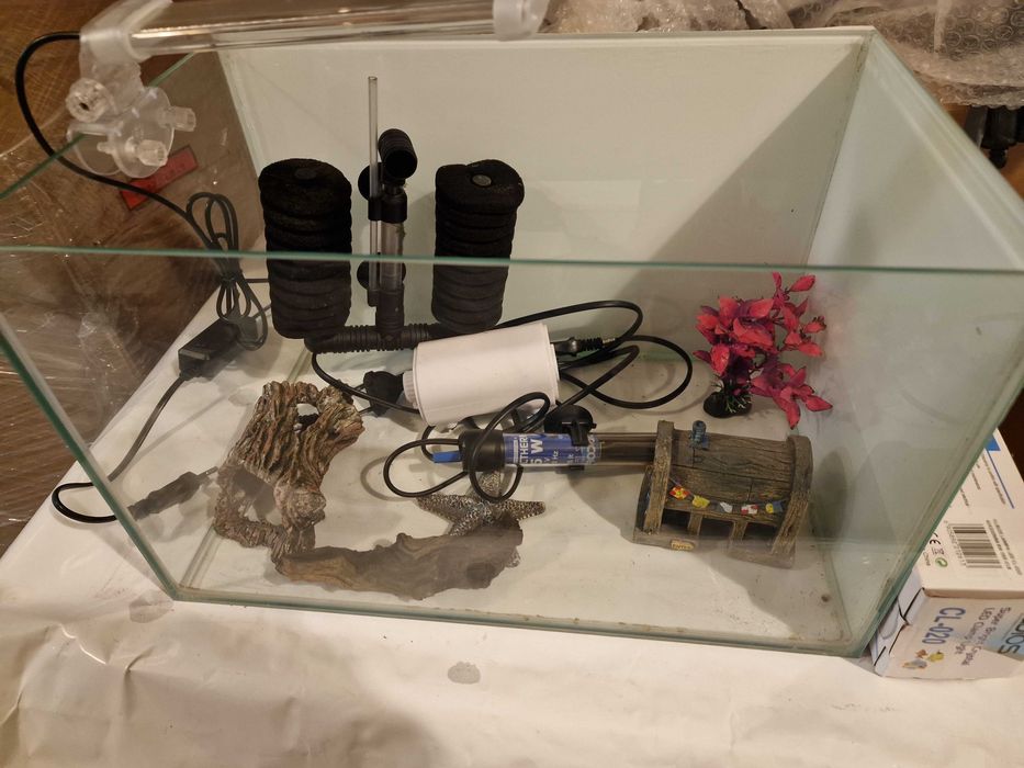 Acvariu 25 l cu filtru si decoruri