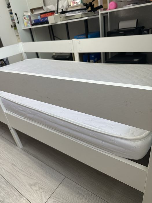 Продам детскую кровать с матрасом