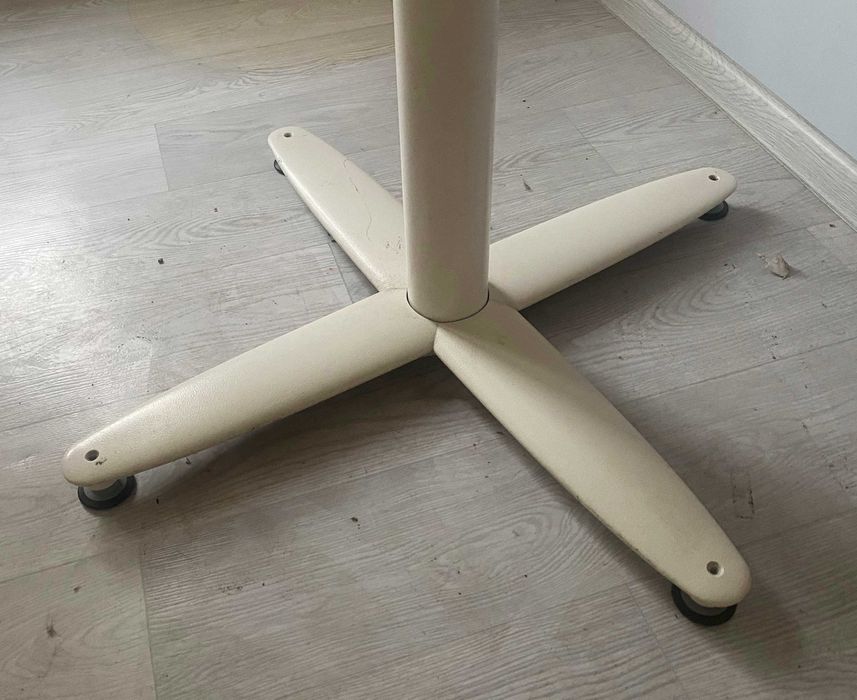 Круглый белый стол