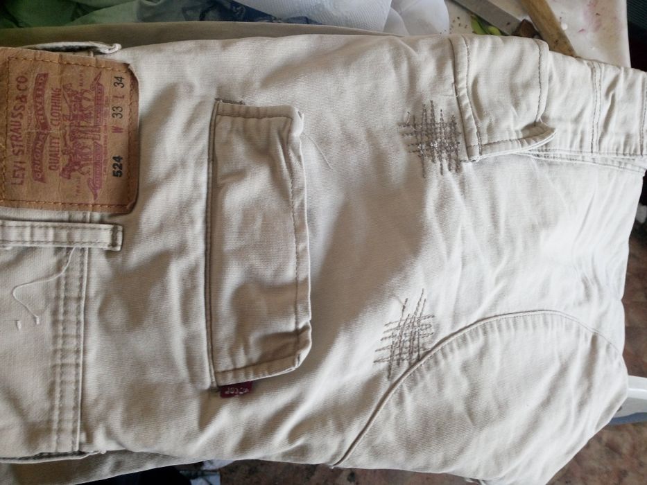 Джинсы левайс бежевый цвет.