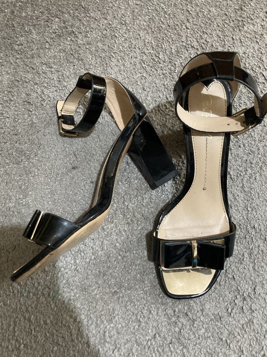 Сандали с ток