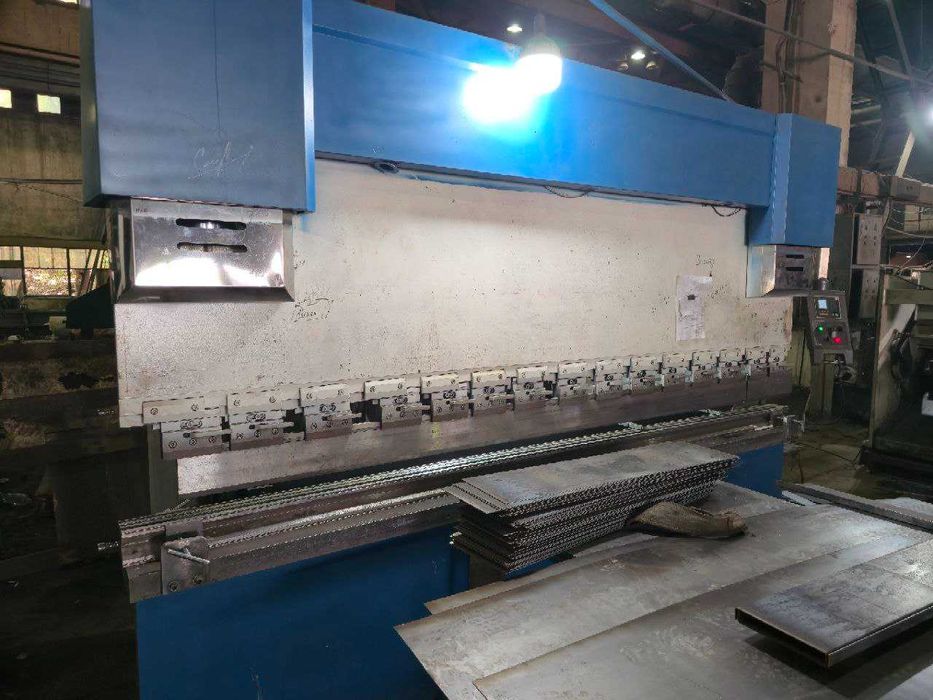 Продаётся гидравлический листогибочный пресс с ЧПУ — 125 тонн, 3200 мм
