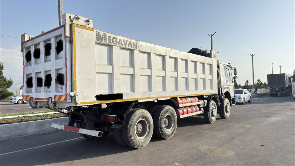 HOWO samosval 8x4 40 tonna 30 kub