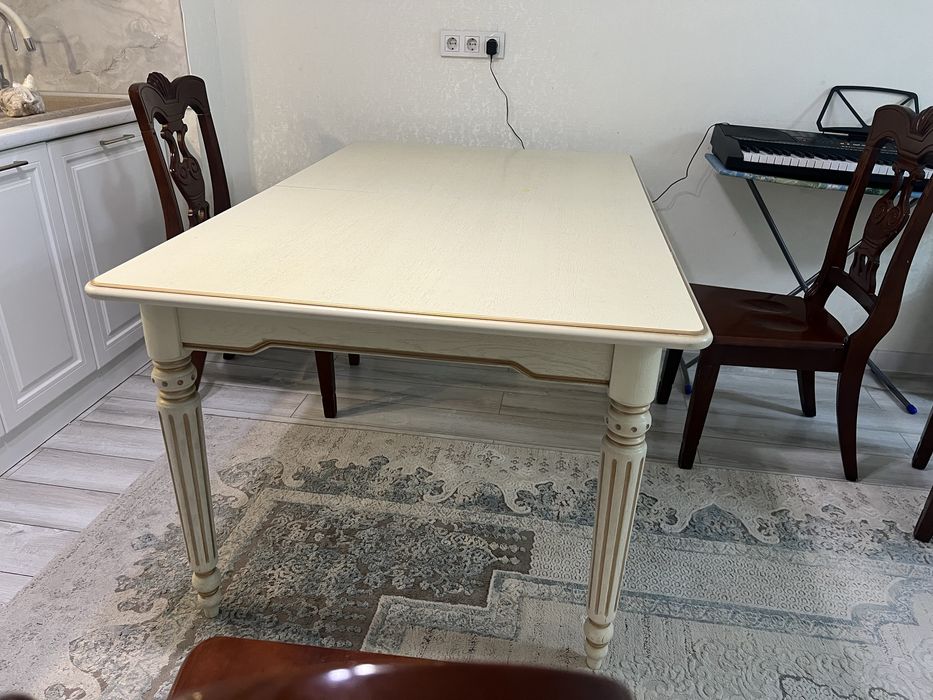 Стол для гостинной