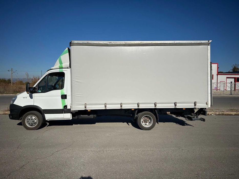 Голям бус с падащ борд и палетна количка - транспортни услуги