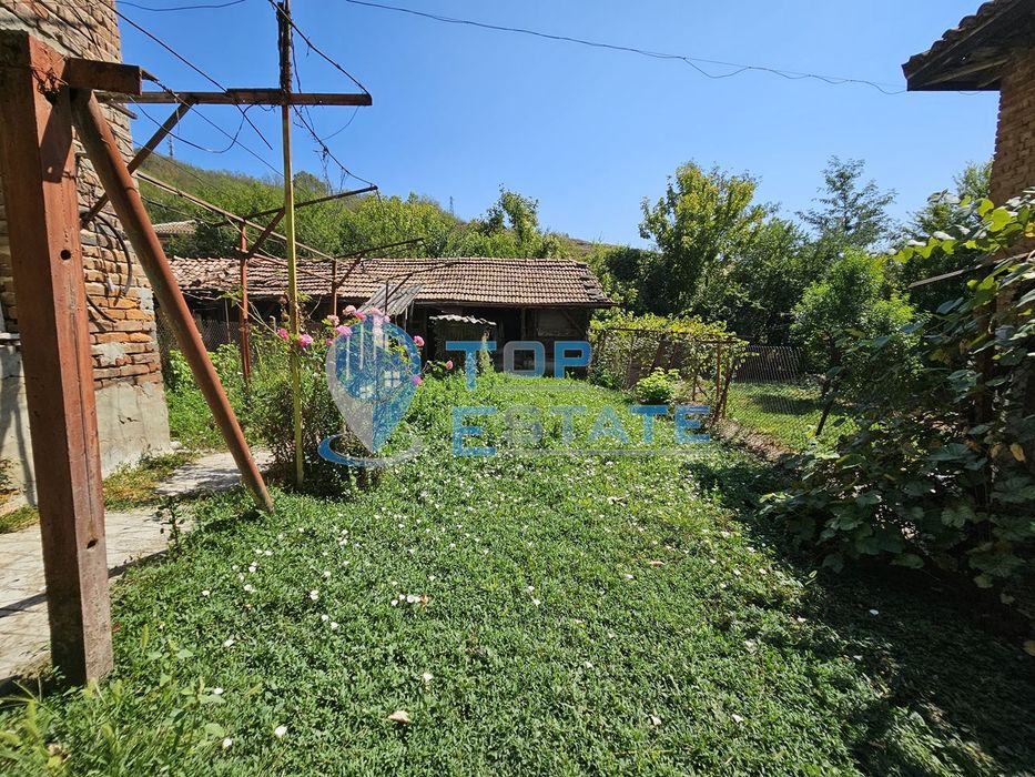 Тухлен етаж от къща с двор в град Елена