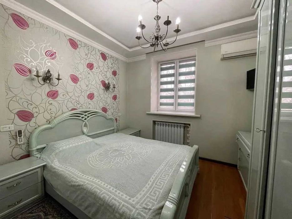 Сдается большая 3/3/4 квартира в центре города м.Ойбек кирпич