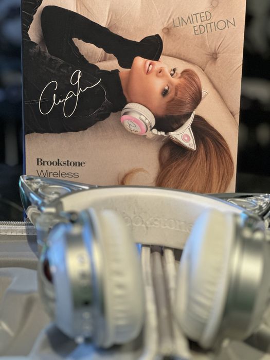 Слушалки Ариана Гранде