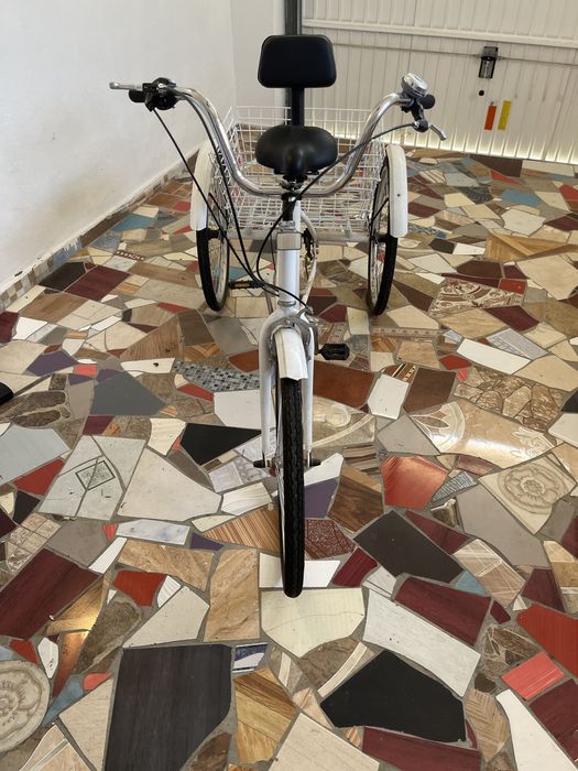 Vand tricicleta nouă.