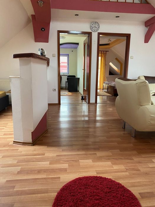 Apartament la casa de închiriat
