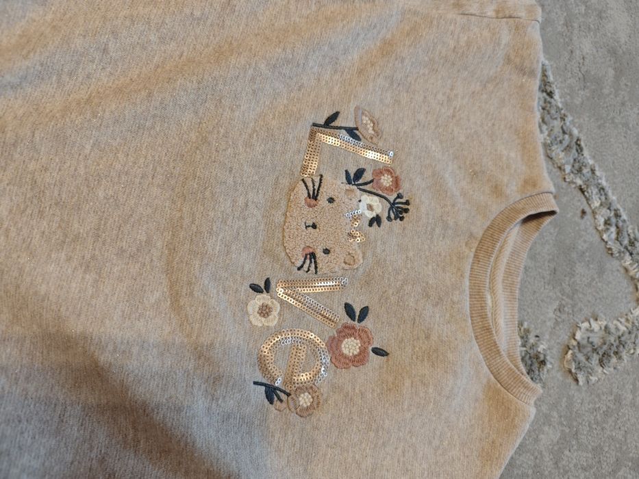 Детски комплект за момиче 128 в златисто плисирана пола  блуза love