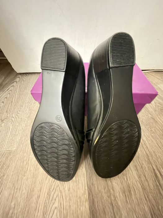 Продам женские туфли