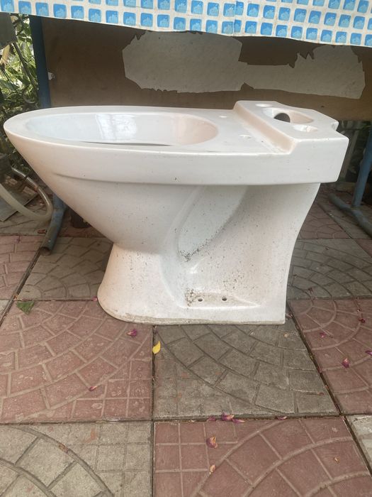 Продам унитаз с крышкой б/у
