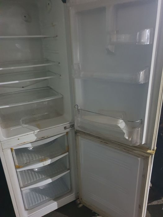 Продам нерабочий холодильник  самсунг