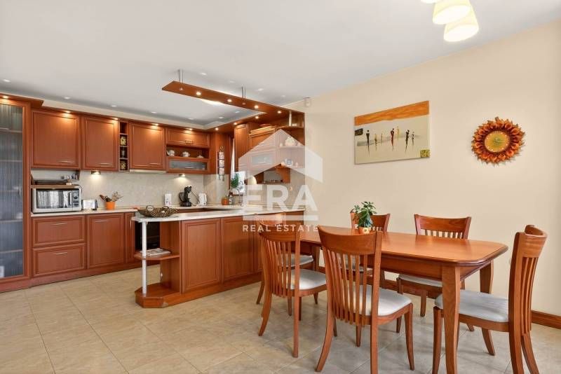 Ексклузивна, двуетажна, обзаведена къща за продажба, с голям двор, гар