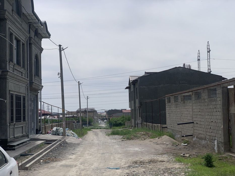 Срочно мехнатда участка сотилади ЖУДА ЗУР ЛОКАЦИЯ- 2 ярим сотик