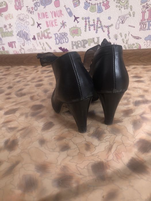 Отдам ботинки бесплатно 37 размер