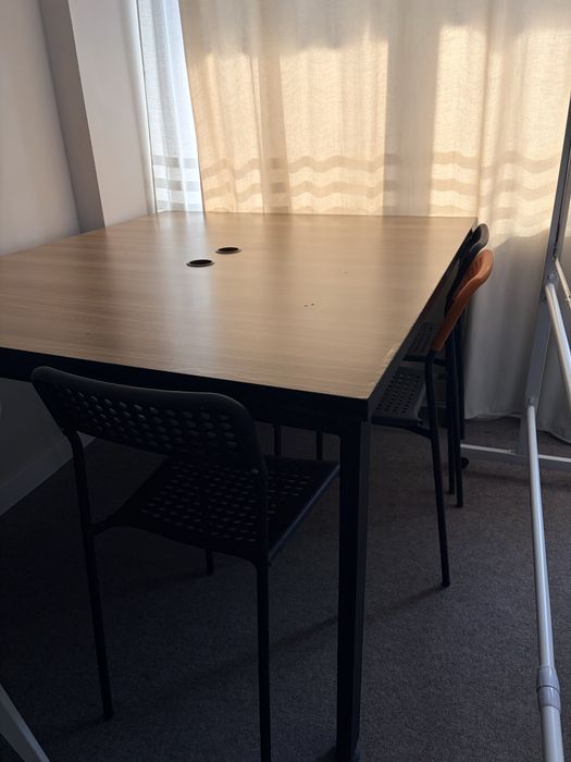 Столы и журнальный стол в офис