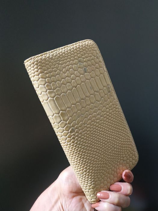 Кошелек бежевого цвета.