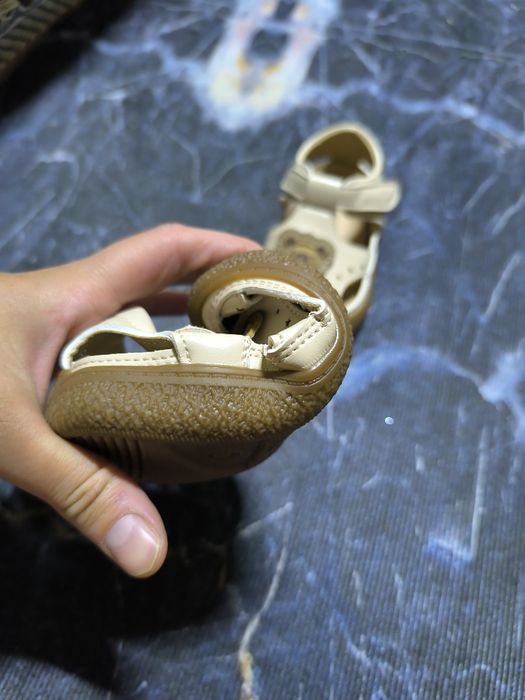 Продам сандали новые