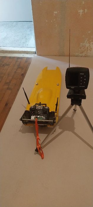 Лодка за захранване и сонар