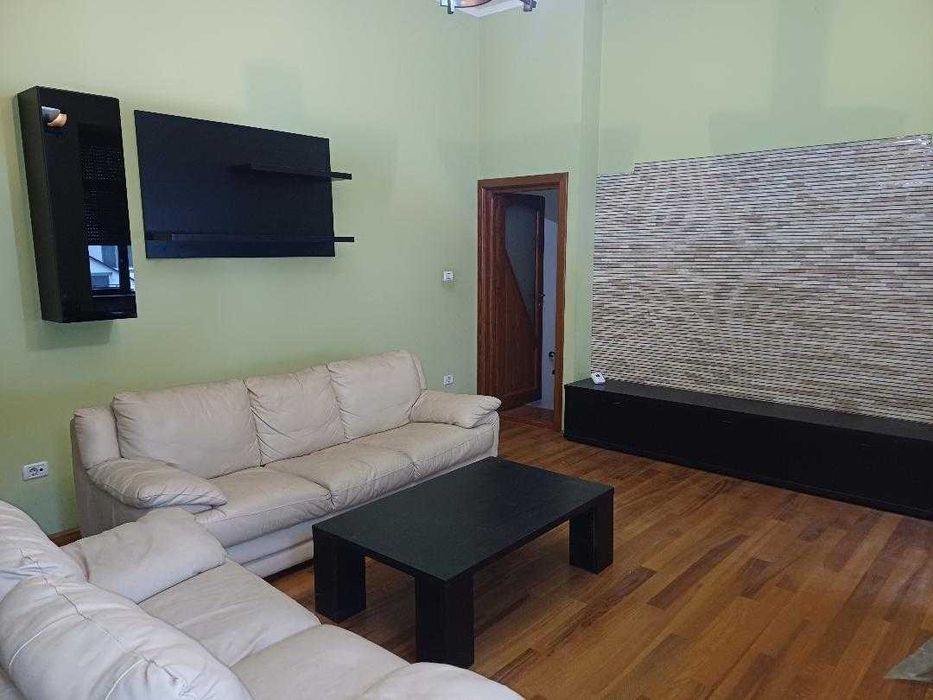 Proprietar vând apartament  ultracentral 5 camere central pe 3 nivele.