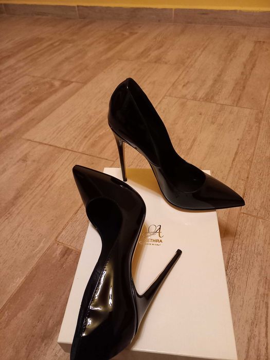 Pantofi stiletto negri.
