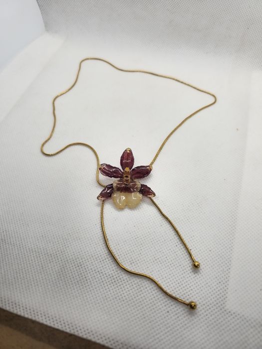 Колие с естествен цвят на мини орхидея.