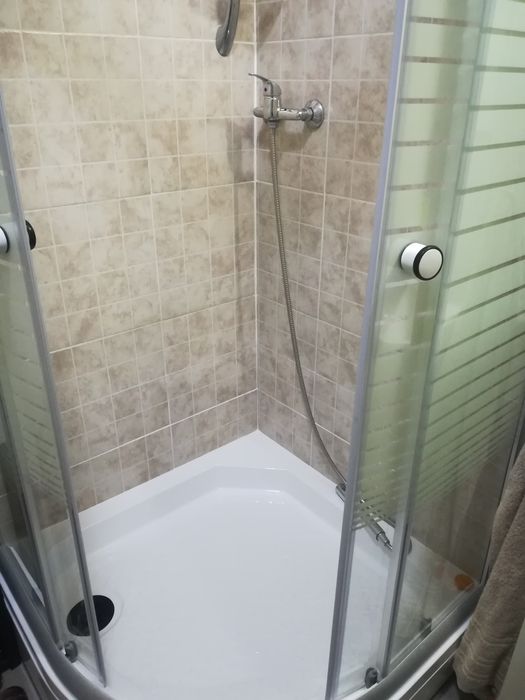 Cabina de dus cu cada semirotunda