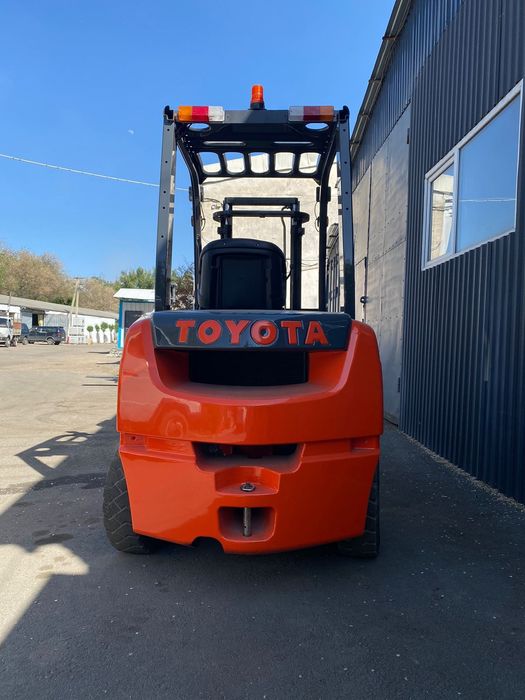 вилочный погрузчик Toyota FD30