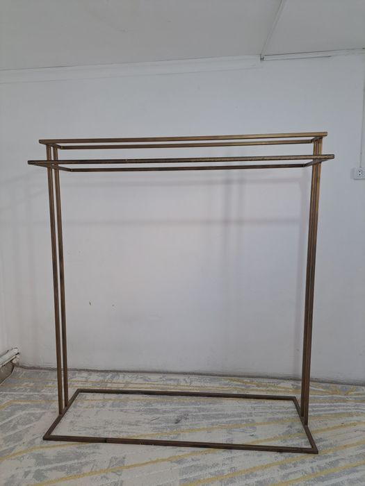 Вешалка. Для одежды. Состояние идеальное.