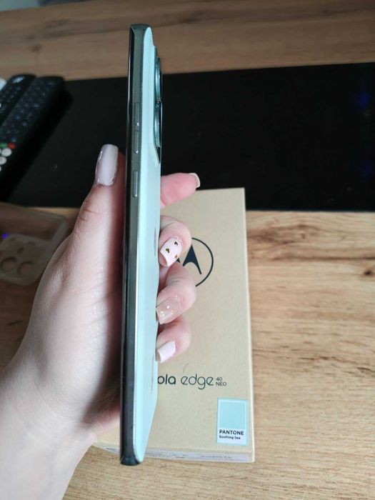 Продавам Motorola edge 40 neo 12/256 в отлично състояние