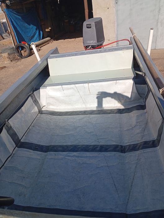 Лодка пластиковая .