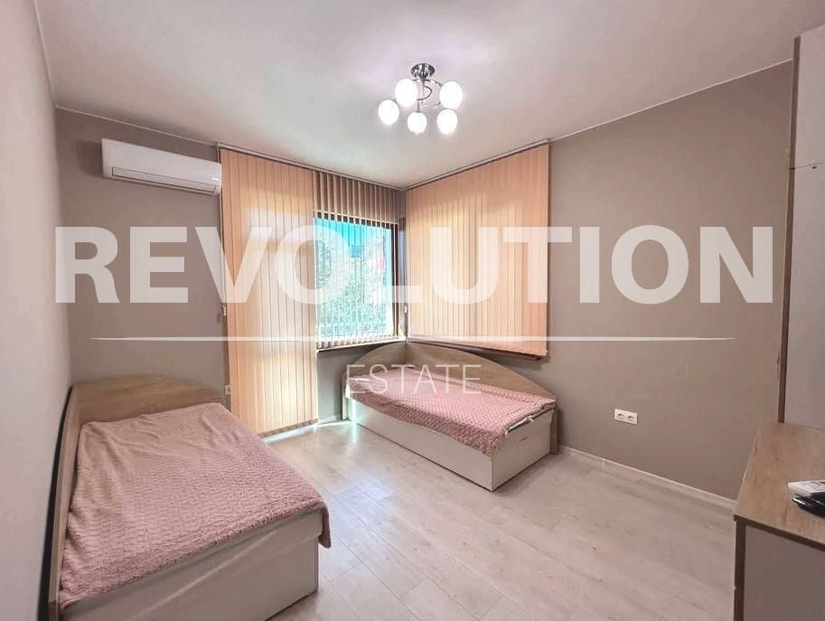 Дава се под наем Тристаен апартамент в Варна, Център - 80 кв.м за 757.86 € - Снимка #2