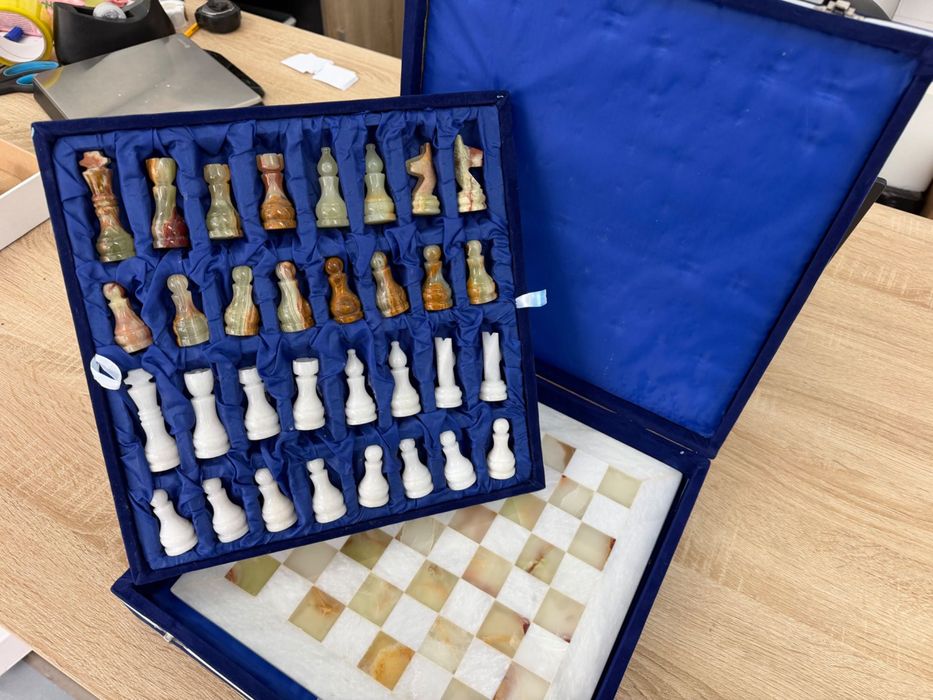 Шах от Бял и Зелен Оникс в Луксозна Кутия