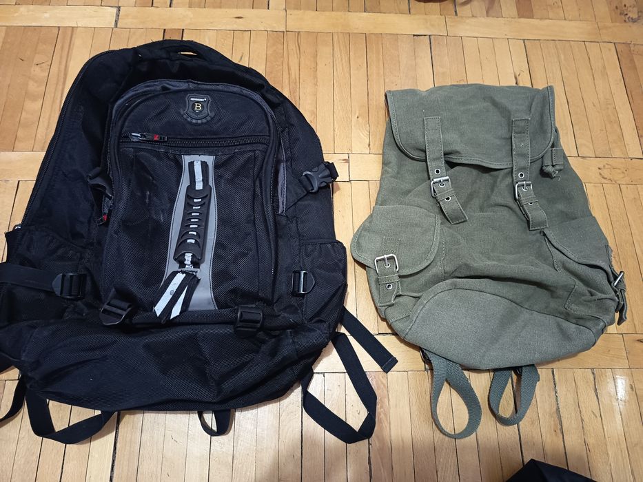 Două rucsacuri în stare bună
